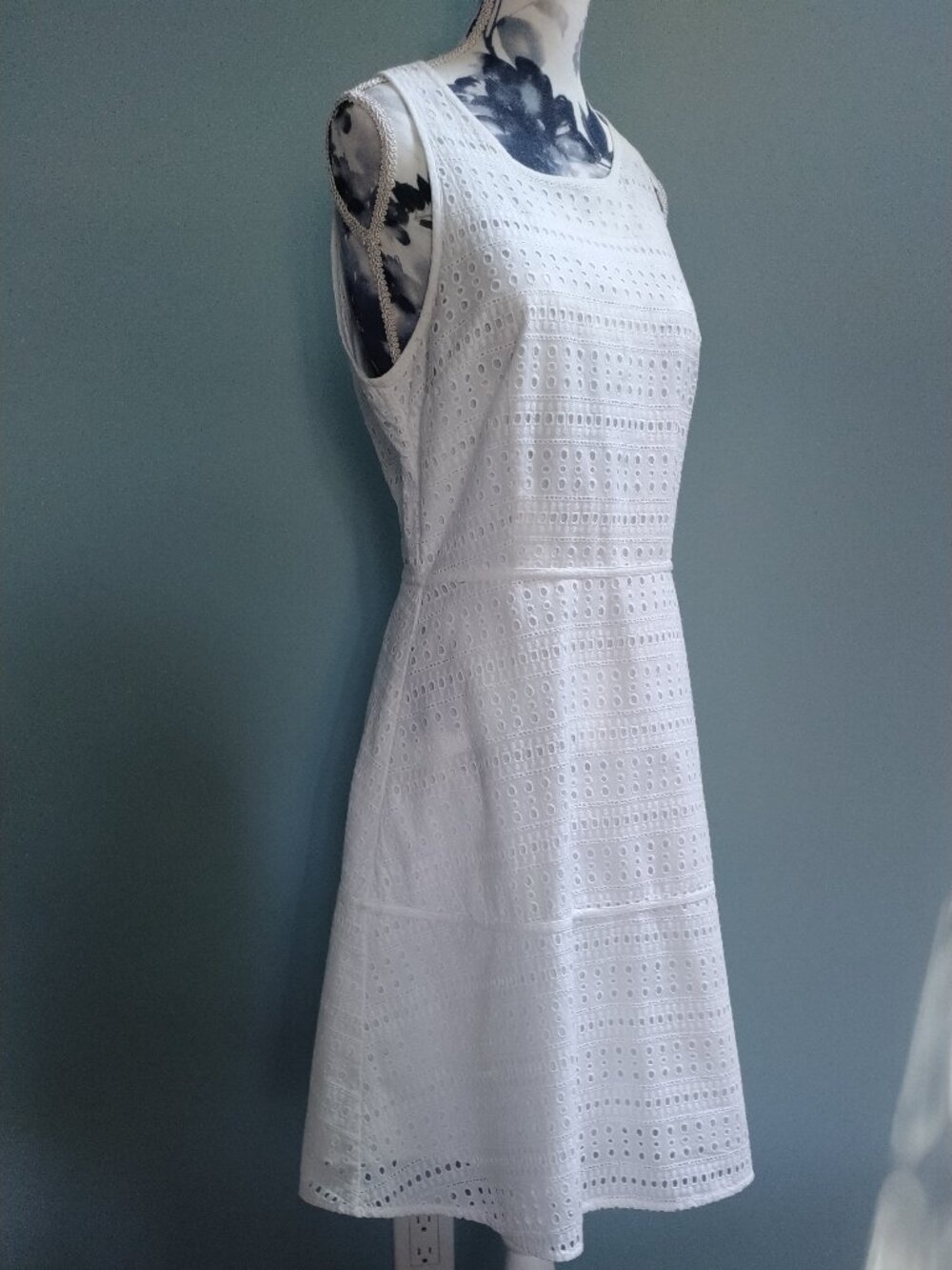 GAP Fit and Flare White Eyelet Cotton Summer Dress , size 4 - Picture 2 of 9